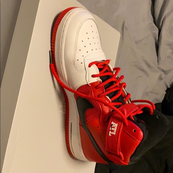 Air Force 1 High LV8 (GS) - Picture 2 of 4